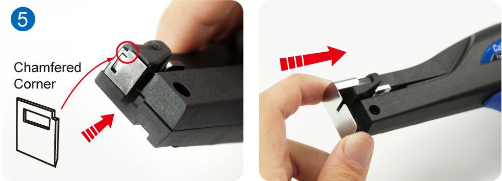 5. 新しい刃をテンションツールに取り付けます。面取りされた角が右上の位置にあることを確認してください。ブレードガードを戻します。