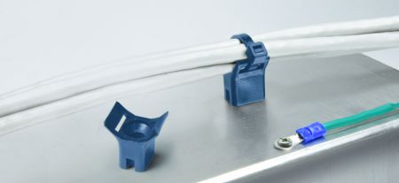 Montajes de brida de cable, tipo silla, poliamida, 9.0mm ancho máximo de brida, 5.0mm agujero de montaje - Soportes para sujetacables tipo montura detectables por metal.