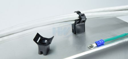 Montajes de brida de cable, tipo silla, poliamida, 9.0mm ancho máximo de brida, 5.0mm agujero de montaje - Soportes de bridas en silla